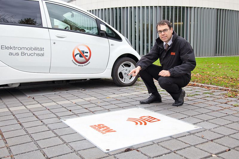 Thorsten Götzmann, zuständig für urbane Logistik und Elektromobilität bei SEW-Eurodrive, zeigt am Firmengelände in Bruchsal die bündig eingelassene induktive Ladetechnik: 