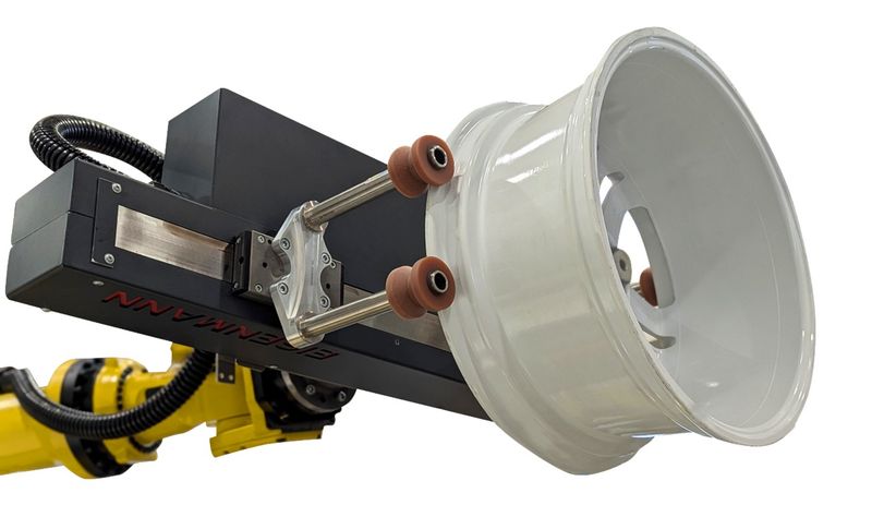 In a painting system at Eisenmann, an industrial robot with a gripper handles rims of different sizes and weights. Precise drive technology from Stöber is used in the process.(Image:  Stöber Drive Technology GmbH + Co. KG)