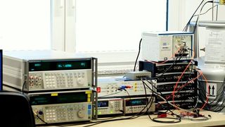 Mit dem AC/DC-Josephson-Quantenvoltmeter von esz lassen sich Wechselspannungen bis zu 7,19 Volt bei Frequenzen von 10 Hz bis 2 kHz messen. (esz AG calibration & metrology)