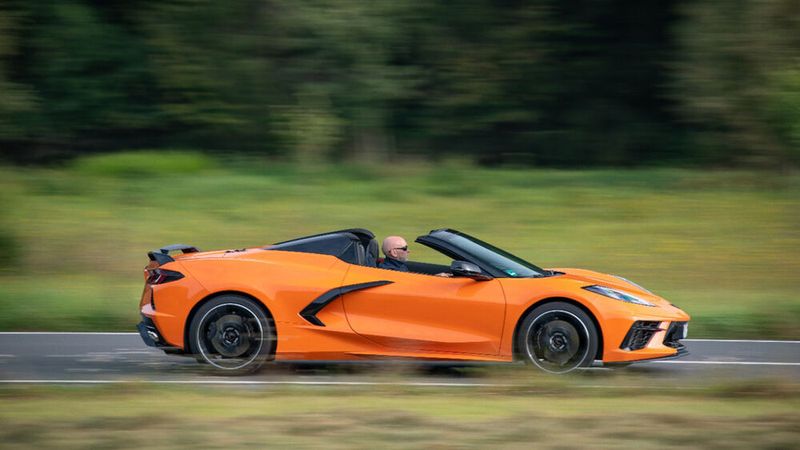 Hinter dem Rücken des Fahrers arbeitet der Achtzylinder mit seinem fast schon archaischen Hubraum von 6,2 Litern. (Bild: Chevrolet)