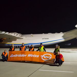 Das Gebrüder-Weiss-Team in Polen nebst Landesleiter Stanislaw Rosciszewski (rechts) vor der Antonow An-225. (Bild:  Gebrüder Weiss / D. Szymula)