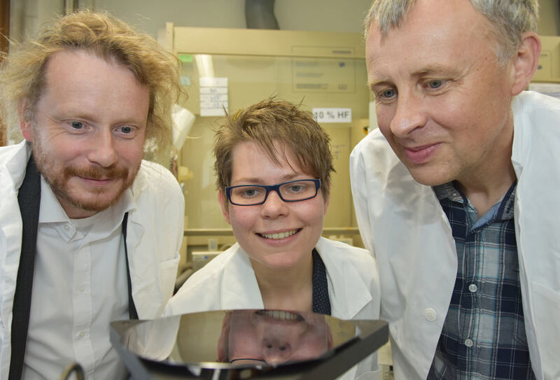 Professor Rainer Adelung, Sandra Hansen und Dr. Jürgen Carstensen (von links) haben bereits jahrelange Erfahrung in der Forschung an Silizium – hier in Form einer dünnen Scheibe, einem sogenannten Wafer. (Uni Kiel)