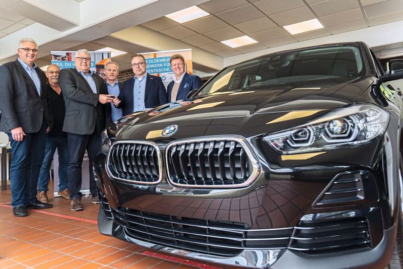 Bei der Fahrzeugübergabe (v. l.): Obermeister Dirk Wellmann, Andreas Pelzel (Kreishandwerkerschaft), Thomas Bödecker (BMW AG), Dirk Räker (Kreishandwerkerschaft), Geschäftsführer Jens Schlange (Kreishandwerkerschaft Oldenburg) und Henning zur Horst (BMW-Freese-Gruppe)