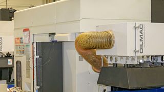 Zwölf Ölnebelabscheider Oilmac 800 saugen Emulsionsnebel an geschlossenen Schleif- und Zerspanungsmaschinen ab. Sie lassen sich einfach an der Bearbeitungsmaschine anbringen. (Esta)