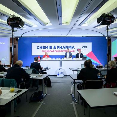 Ein Jahresvorsatz 2026 für die Chemie- und Pharmaindustrie: Mit den USA und China auf Augenhöhe kommen. (Bild: VCI / Salome Roessler)