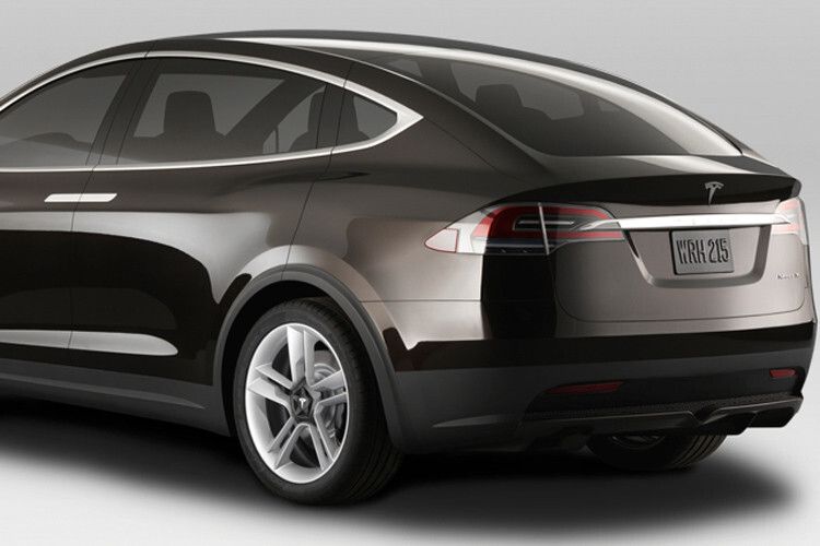 Einsteigen soll durch die Flügeltüren ähnlich komfortabel sein wie bei einem Van. (Foto: Tesla)