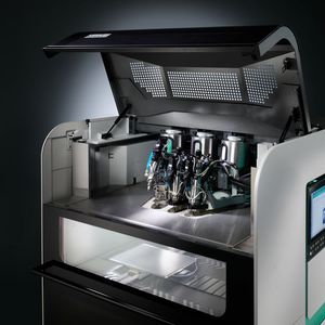 Beim Hochtemperaturdrucker Freeformer 750-3X von Arburgadditive kann der Bauraum auf 200 °C aufgeheizt werden. In Sachen Plastifizierung geht es bis 450 °C.(Bild:  Arburg)