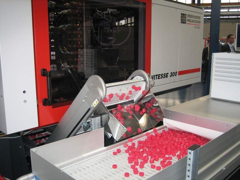 Spritzgießen von Flaschenverschlüssen. Dazu wurde eine 3000-kN-Spritzgießmaschine der Baureihe Vitesse mit einer 72-fach-Spritzgießform ausgerüstet. Die Zykluszeit betrug 2,6 s. (Archiv: Vogel Business Media)