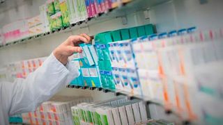 Die allseits bekannte Vor-Ort-Apotheke verschwindet allmählich, weil Online-Konkurrenten den Markt beherrschen. Doch die Kundennähe ist ein wichtiger Bestandteil der Gesundheitsstruktur. Künstliche Intelligenz kann die „Medizin“ sein, die der physischen Apotheke wieder auf die Beine hilft, sagen Forscher am Fraunhofer-IIS. (Bild: K. Waldner)