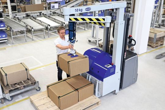Beispielsweise beim Kommissionieren von auf dem Boden gelagerten Gütern ermöglicht der „JumboFlex Picker“ ergonomisches Arbeiten auch in mobilen Anwendungen.(Bild:  J. Schmalz)