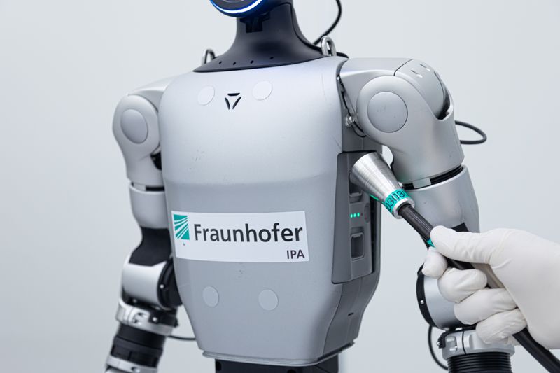 Mit einem Messrohr wird die Partikelemission in einer Reinraumumgebung ermittelt. (Bild: Fraunhofer IPA/Rainer Bez)