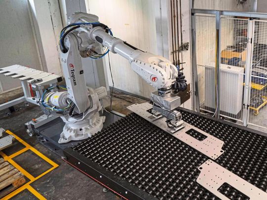 Der Roboter Easy Debur von Teqram zum autonomen Be- und Entladen einer Entgratungsmaschine bei Dreeskornfeld. Der Roboter Easy Debur von Teqram zum autonomen Be- und Entladen einer Entgratungsmaschine bei Dreeskornfeld.