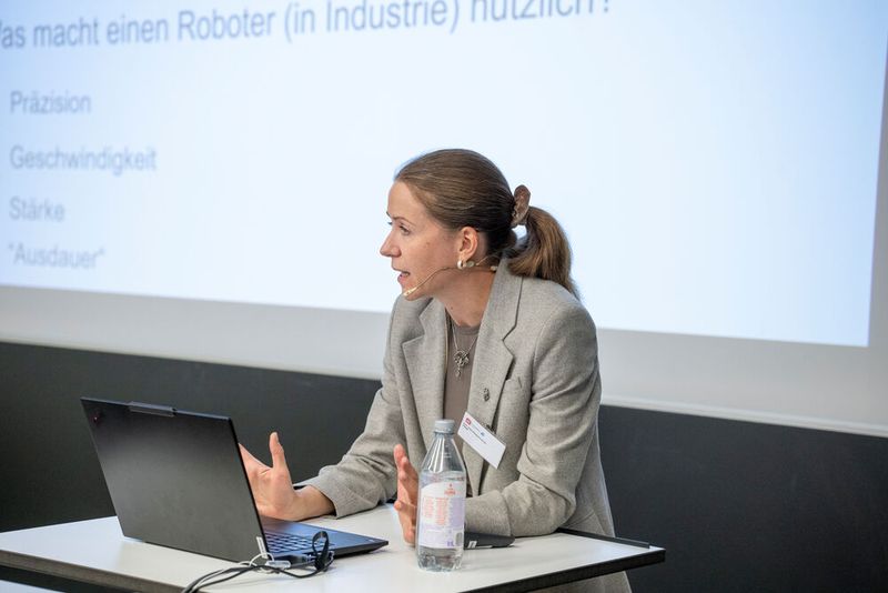 Prof. Dr. Yulia Sandamirskaya über kognitive Roboter vom Hype zum Mehrwert. (Bild: Thomas Entzeroth)