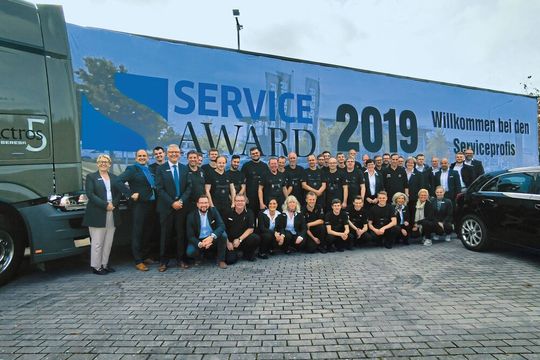 Das Siegerteam von Beresa OWL hat nicht nur an Feinheiten gefeilt: Große Ideen brauchen nicht nur kräftige Flügel, sondern auch plakative Werbung in eigener Sache.(Bild:  Holz/»kfz-betrieb«)