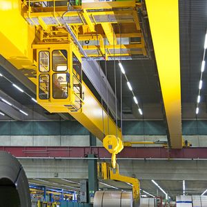 Aus der Kranführerkabine hat der Kranführer den perfekten Überblick. Auf einen motorisch drehbaren Haken hat Kienle+Spiess bewusst verzichtet, da die Kranführer daran gewöhnt sind, die Traverse durch Touschieren der Coils zu drehen.