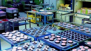 Bild 1: Die gesetzten Formen der Keramikgehäuse wurden bis zum nächsten Fertigungsschritt einfach in der Produktion zwischengelagert, mit negativen Folgen für die Bewegungsfreiheit. (Archiv: Vogel Business Media)