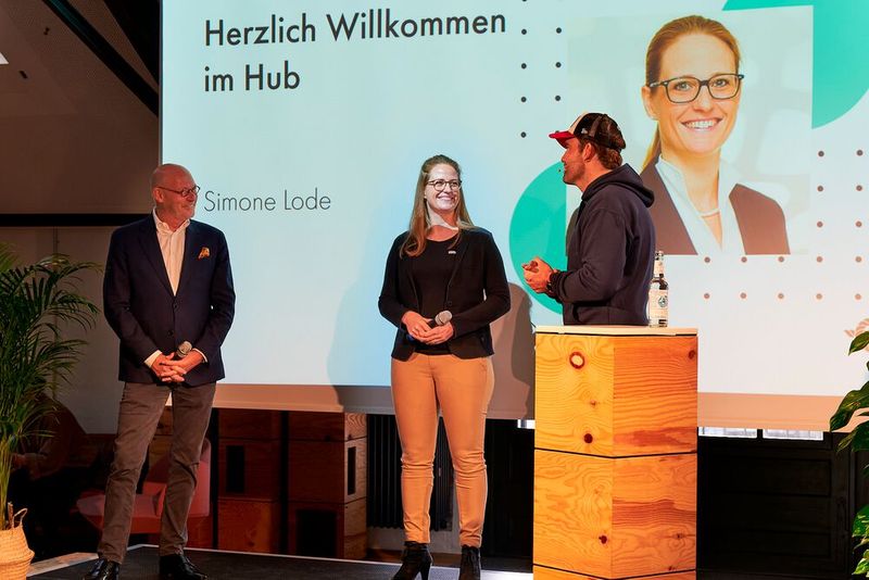 Michael Westhagemann, Hamburgs Senator für Wirtschaft und Innovation, Simone Lode, Geschäftsführerin von HHLA Next, und Johannes Berg, Geschäftsführer Digital Hub Logistics Hamburg (v.l.), eröffnen den Hubday 2022. (Bild: Digital Hub Logistics)