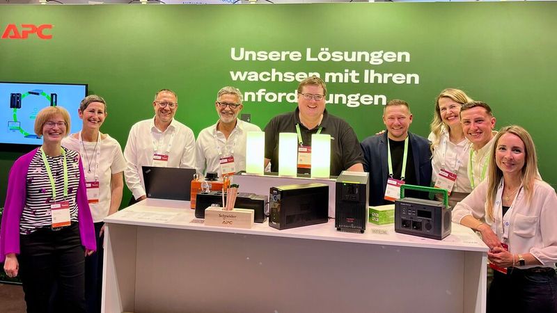 Das Schneider-Electric-Team rund um Karin Hernik weiß, wie man mit Herausforderungen umgeht. (Bild: Vogel IT-Medien GmbH)