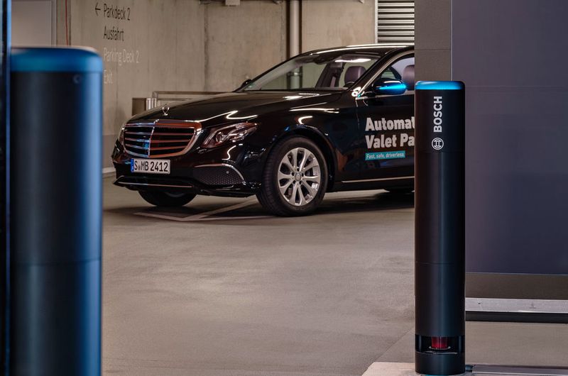 Möglich wird das fahrerlose Parken mithilfe einer intelligenten Parkhaus-Infrastruktur von Bosch im Zusammenspiel mit der Fahrzeugtechnik von Mercedes-Benz.  (Bosch)