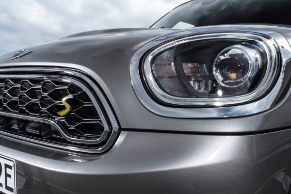 Der MINI Cooper S E Countryman ALL4 ist der erste Mini, bei dem ein Plug-in-Hybrid-Antrieb die Möglichkeit zu rein elektrischer und damit lokal emissionsfreier Mobilität eröffnet. (Mini)