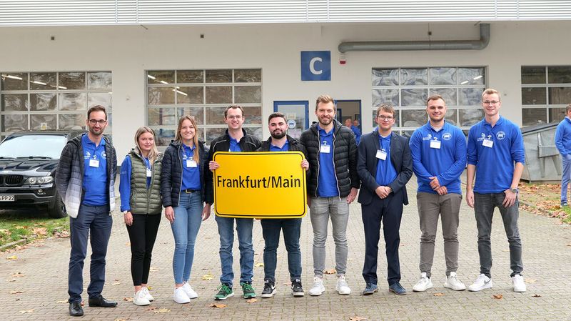 Bei den Automobilkaufleuten traten sieben Männder und zwei Frauen zum Wettbewerb in Frankfurt an. (Bild: Schmidt – autoFACHMANN)