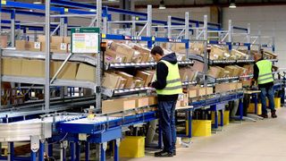 Digitale Lagerfachanzeigen führen die Mitarbeitenden schnell und zielsicher durch den Pick-by-Light-Kommissionierprozess. (Bild: Jean-Claude Cohen)