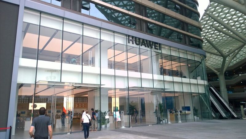 In Shanghei betreibt Huawei einen eignen Flagship-Store für Smartphones und andere Consumer-Produkte. Im Juli hat der Konzern einen derartigen Store in Madrid eröffnet, der erste in Europa. Weitere Flagship Stores sind in Paris und Wien geplant. (Vogel IT-Medien)