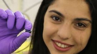 Die Doktorandin Maria Kiourlappou mit einem Stück Samarium-Hexaborid. Das Material legt widersprüchliche elektrische Eigenschaften an den Tag. (Bild: Suchitra Sebastian/Universität Cambridge)