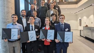 KI und digitaler Zwilling auf dem Vormarsch! Das sind die vier Sieger des VDMA-Nachwuchspreises in Sachen Digitalisierung im Maschinenbau. Von links: Steven Liebler, Runxin Wang, Klara Schwibs und Lukas Baum. Näheres dazu im Beitrag ... (Bild: VDMA)