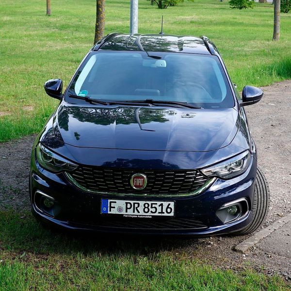 Mit seinem modernen, aber unverbindlichen Design fällt der Tipo auf der Straße nicht weiter auf. (Jan Rosenow/»kfz-betrieb«)