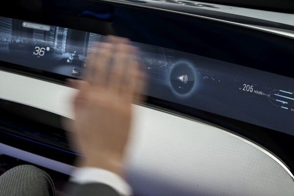Mercedes-Benz F 015 - Luxury in Motion: Die Funktionen im Front-Display sind ergonomisch komfortabel per neuartiger Augenbewegungserkennung (Eye-Tracking) und Gesten bedienbar (Mercedes-Benz)