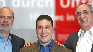 Seit einem Jahr ist Sonotec mit einem eigenen Vertriebsbüro in den USA unter Leitung von Christopher Portelli vertreten (Mitte; links und rechts die beiden Geschäftsführer Dr. Santer zur Horst-Meyer und Hans-Joachim Münch). (Sonotec)