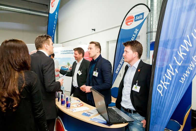 Das Team von Buchbinder Sale nutzte die Gelegenheit, um Kontakte zum Autohandel zu vertiefen. (Stefan Bausewein)