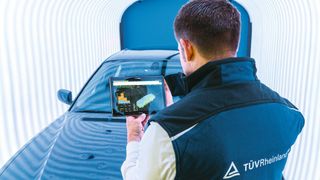 Der Adomea-Scanner des TÜV Rheinland arbeitet in einem umschlossenen Raum. Er nimmt nicht nur Farbbilder auf, sondern erfasst auch Oberflächenkrümmung und -reflektion. (Bild: TÜV Rheinland)