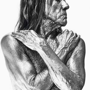 Während Phoenix ein aufstrebener Star ist, ist Iggy Pop ein Urgestein der Punk- und Rockmusik.(Bild:  Pirelli Kalender 2022, Bryan Adams)