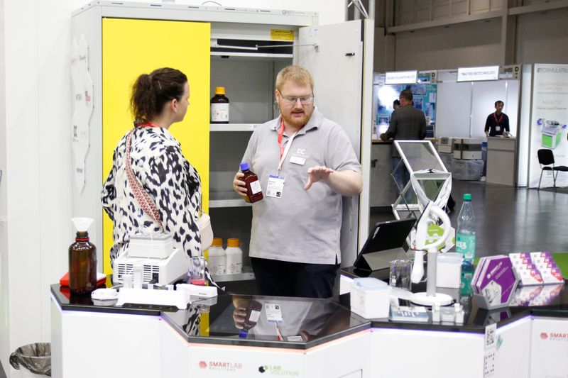 5. Digitales Lagermanagement Im vernetzten Labor wird auch das Auffinden von Chemikalien und Geräten leichter. Dafür sorgt das Management-System von Düperthal, in dem sich einzelne Gebinde digital verwalten lassen – inklusive Lagerort, Füllstand und zusätzlichen Hinweisen wie Gefahrensätzen. Angeschlossen an den Laboperator von Labfoward als Dachsoftware werden zudem Differenzwägungen der benutzten Gebinde automatisch gespeichert und ins System eingepflegt. So ist stets ein aktueller Lagerbestand einsehbar und die Großinventur am Jahresende ist überflüssig.  (LABORPRAXIS, C. Lüttmann)