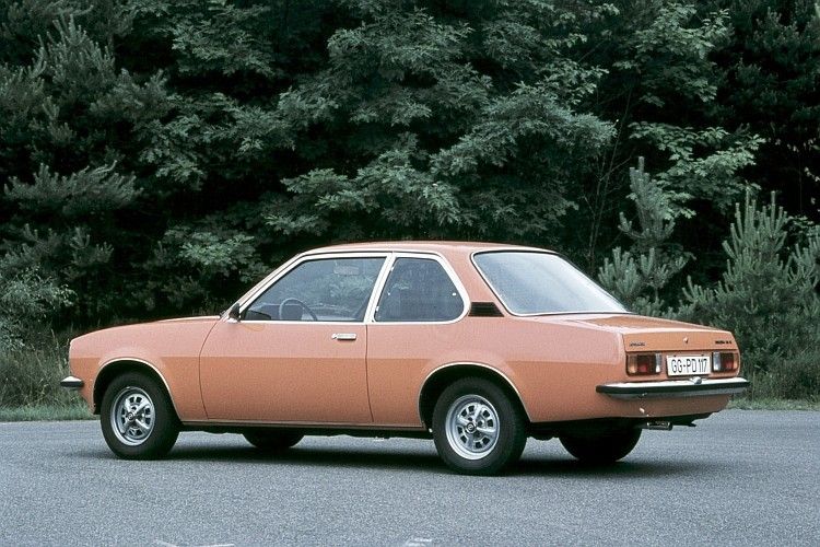 Den Stufenheckschick des Ascona hatte bereits drei Jahre zuvor der Opel Rekord II eingeführt. In diesem etwas konservativen Kleid, gewann der Ascona B von 1975 bis 1981 rund 1,5 Millionen Käufer. (Foto: Opel)