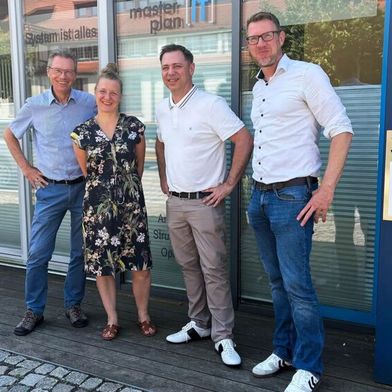 Über die künftige Zusammenarbeit und neue Potenziale freuen sich (v. l.) Uwe Hofmann (Geschäftsführer bei Masterplan IT), Anke Wieland (Standortleitung bei Masterplan IT), Marko Fritzsche (Geschäftsführer bei BTC Heidenau) und Sascha Kurth (CFO/COO bei Citadelle Systems).  (Bild: Citadelle Systems)