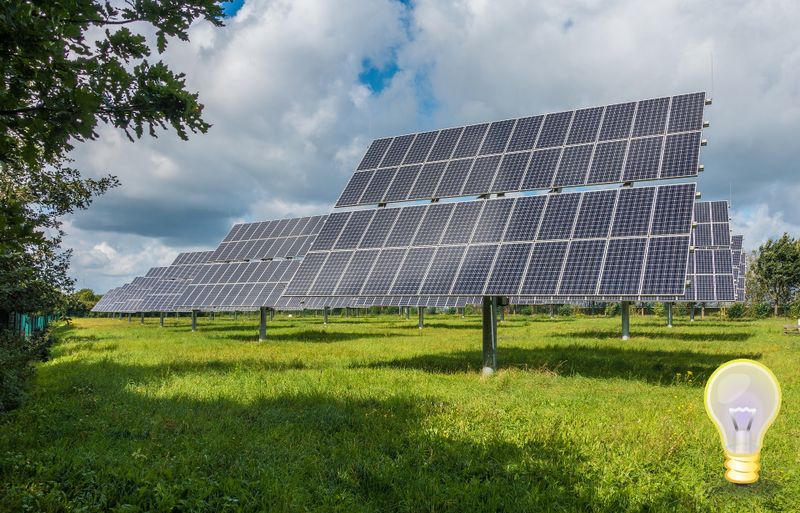 Platz 2: Photovoltaik, 28,4 Mio. t CO2-Äq.   Mit Strom aus Sonnenlicht wurden 28,4 Mio. t CO2-Äq. vermieden.    Ein vielversprechender Weg, Sonnenenergie nutzbar zu machen, ist die photokatalytische Wasserspaltung. Ein besonderes Nano-Katalysatorsystem zur Photokatalyse haben Forscher aus Marburg entwickelt. (Bild: Pixabay/mrganso)