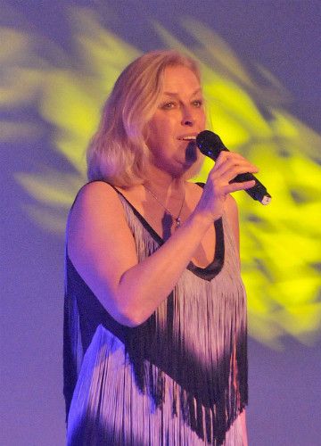 Stimmwunder: Ulrike Oostermanns kann 18 verschiedene Stimmen – von Edith Piaf über Hildegard Knef bis zu Jennifer Rush. (Foto: Zietz)