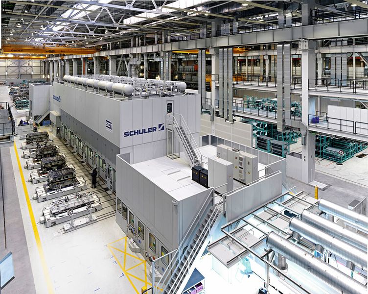 Im Zusammenhang mit der Umsetzung der on-site-Strategie investierte die BMW AG auch im Presswerk in Regensburg in moderne Anlagentechnik. Dadurch sollen möglichst alle Pressteile, die am Standort benötigt werden, auch unmittelbar vor Ort hergestellt werden. (Bild: Schuler)