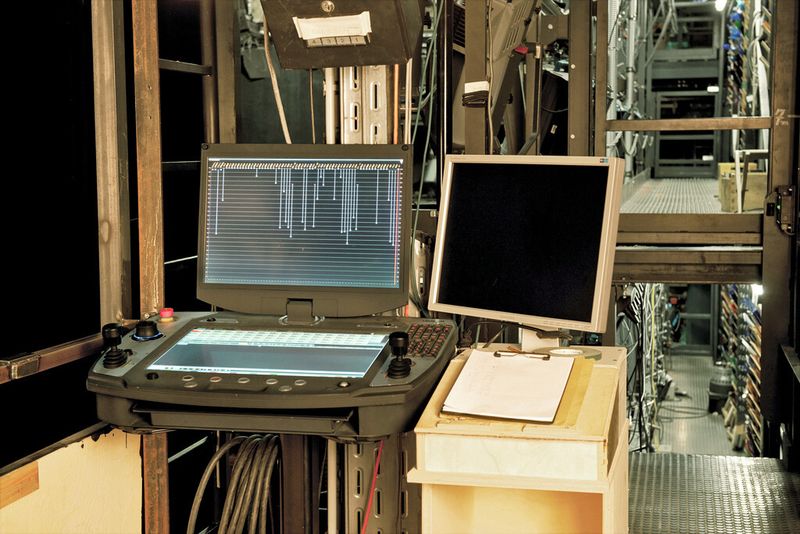 Bild 3: Bedient wird im Theater Duisburg seit der Modernisierung der Bühnentechnik nun hauptsächlich an fest installierten Opencue-Konsolen mit 2 x 22''-Touchscreens.  (Bild: Getriebebau Nord)