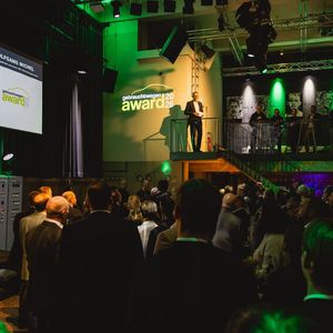 Wolfgang Michel, Chefredakteur von »Gebrauchtwagen Praxis«, begrüßte die Gäste in der Eventlocation Bürgerbräu.(Bild:  Stefan Bausewein)