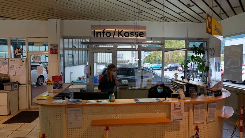 Wie es Corona-bedingt gerade fast überall üblich ist, sind die Arbeitsplätze der Mitarbeiter mit Plexiglaswänden vom Kundenbereich abgegrenzt. (Bild: Rosenow/»kfz-betrieb«)