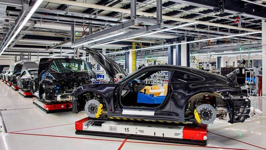 Porsche geht neue Wege! Denn mit der Einführung des MHP Fleetexecuter steuert der Sportwagenhersteller in Zuffenhausen jetzt seine Intralogistik-Flotte zentral. Lesen Sie hier, welche Vorteile sich dadurch generieren lassen ...(Bild:  Porsche / M. Prosch)