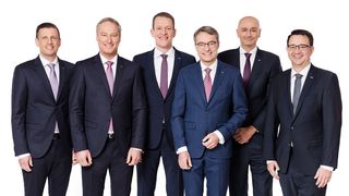 Der alte und neue Dachser-Vorstand: Alexander Tonn, Managing Director European Logistics Germany, Michael Schilling, COO Road Logistics, Burkhard Eling, CFO, Bernhard Simon, CEO, Edoardo Podestà, COO Air &amp; Sea Logistics und Stefan Hohm, Corporate Director Corporate Solutions, Research &amp; Development (v. l.).    (Dachser)