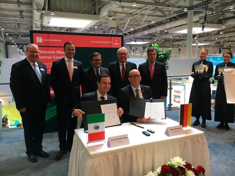 Partnerland der Hannover Messe 2018 wird Mexiko! Hier sind Paulo Carreno King (CEO, ProMexico, links) und Marc Siemering (Senio VP Industrie, Deutsche Messe) bei der Unterzeichnung des Vertrags. (Jablonski)