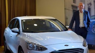 Ford-Deutschland-Verkaufsdirektor Hans-Jörg Klein mit dem neuen Ford Focus. (Mauritz/»kfz-betrieb«)