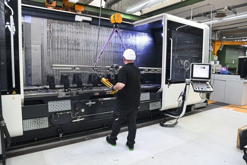 Die Beladung der „DMF 360 I 11“ ist heute mit deutlich weniger Aufwand verbunden. Schwere konventionelle Schraubstöcke müssen nur noch bei exotischen Teilen rein- und rausgehoben werden. (Bild: Gressel)