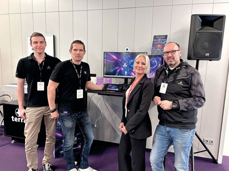Ein starkes Team der Wortmann AG! (v. l.) Finn Schreiber, Christian Wiechert, Marie Atasayar (Intel) und Sven Öpping (Bild: Vogel IT-Medien GmbH)